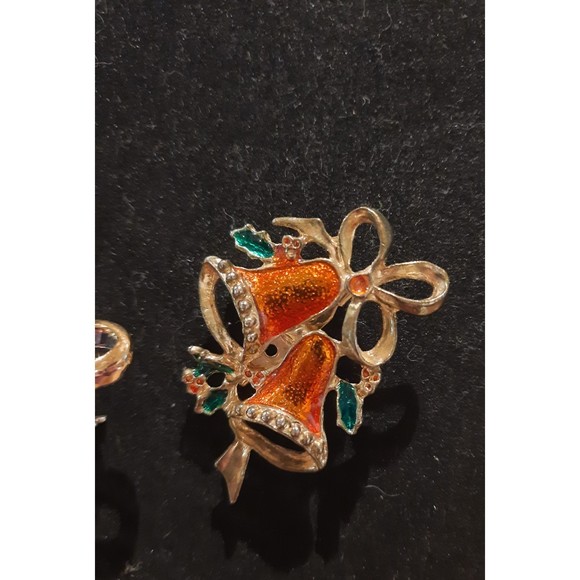 Vintage Christmas Pin brooch, 1 Wreath , 1 Christmas Tree , and 1 Jingle Bell - Picture 4 of 5